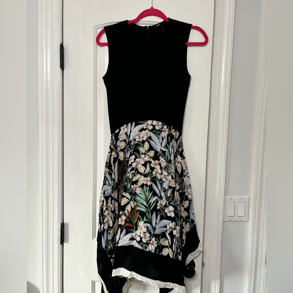 Sleeve less sleeve/ cap sleeve
black dress with colored flowers on bottom